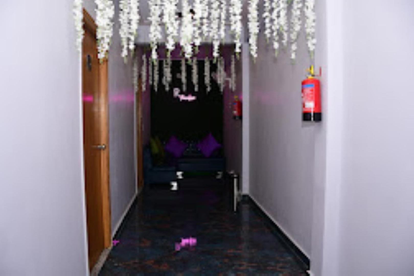 Hotel Renu Paradise , Ayodhya Extérieur photo