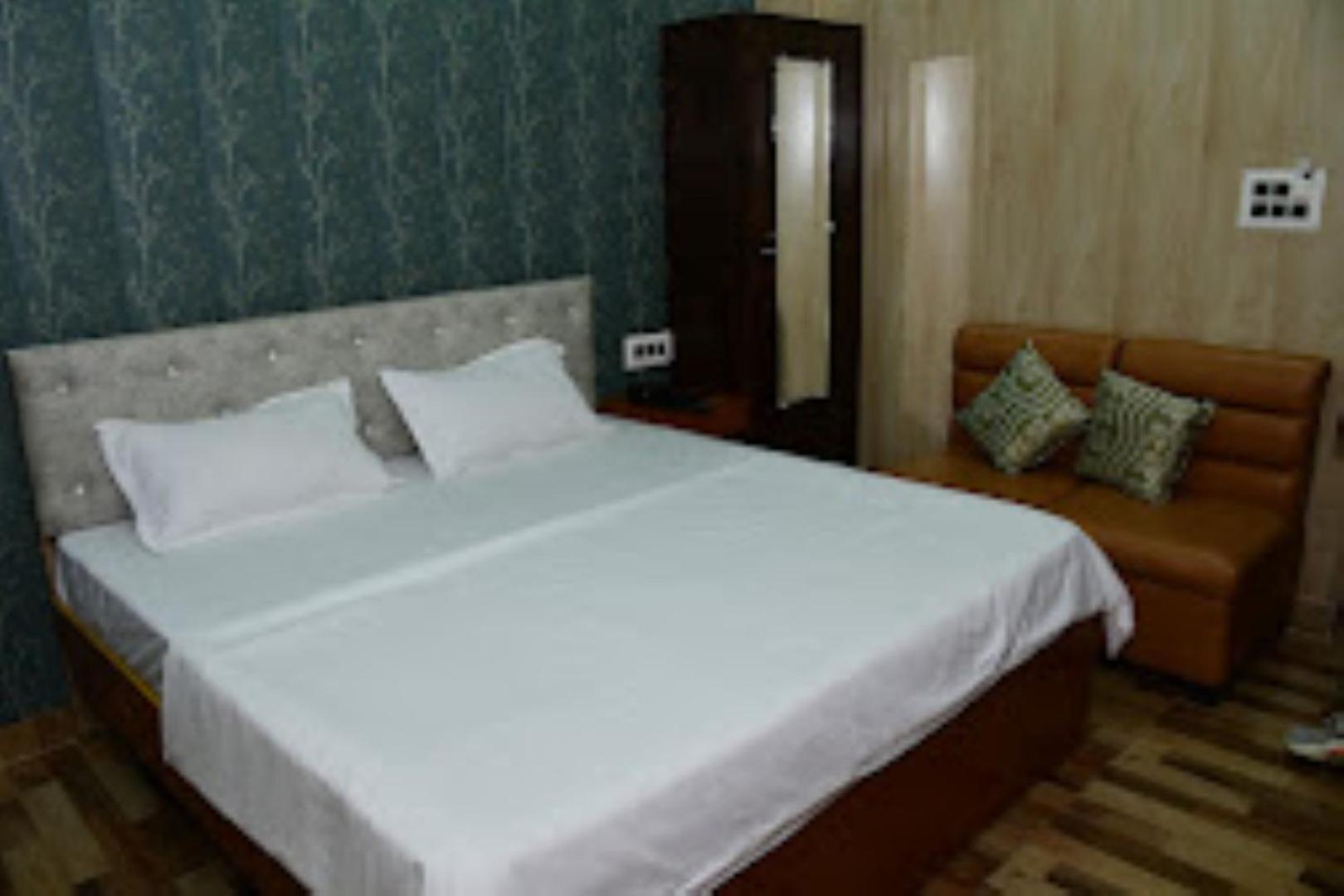 Hotel Renu Paradise , Ayodhya Extérieur photo